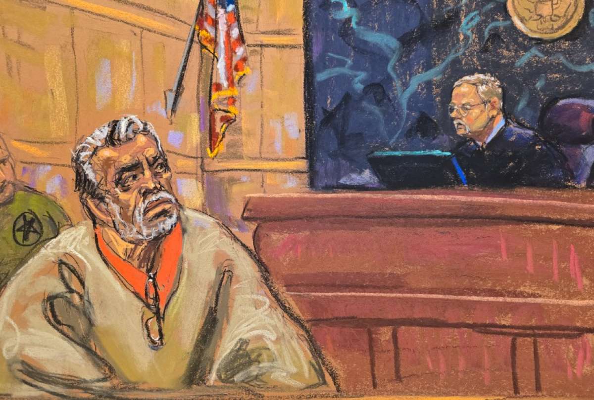 Fotograf&iacute;a de archivo de un dibujo realizado por la artista Jane Rosenberg del juez Brian Cogan (d) frente al narcotraficante mexicano Ismael 'El Mayo' Zambada, en el Tribunal Federal de Brooklyn, en Nueva York 