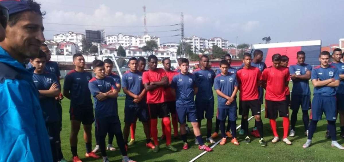 El entrenador Marcelo Fleitas (i) habla con el equipo 'chulla' previo al arranque del torneo por la Serie B.