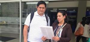 Los padres del menor, Henry Valdiviezo y Sandra Ojeda, participaron ayer de la audiencia preparatoria de juicio, en el Complejo Judicial Norte en Quito.