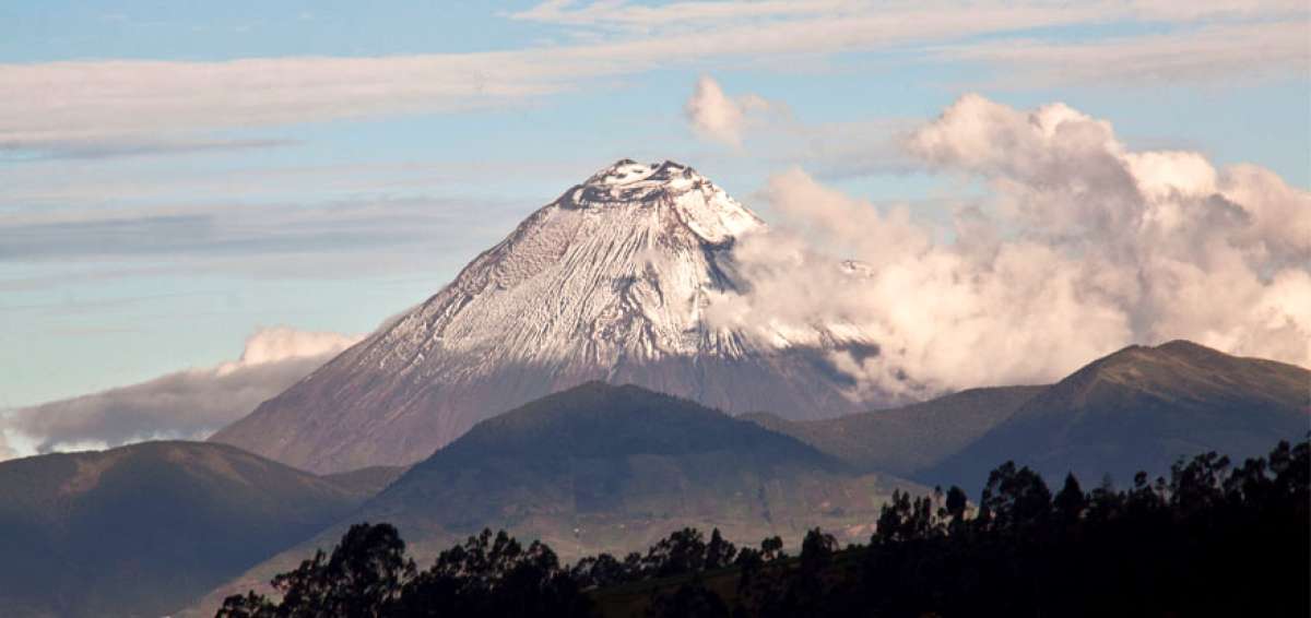 Debido a la inactividad superficial del coloso por m&aacute;s de tres a&ntilde;os, se ha formado una ligera capa de nieve que llega hasta la parte alta de las faldas.