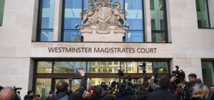 Numerosos medios de comunicaci&oacute;n apostados frente al Tribunal de Westminster, donde permanece el fundador del portal WikiLeaks, Julian Assange, tras ser arrestado este jueves, en Londres (Reino Unido).