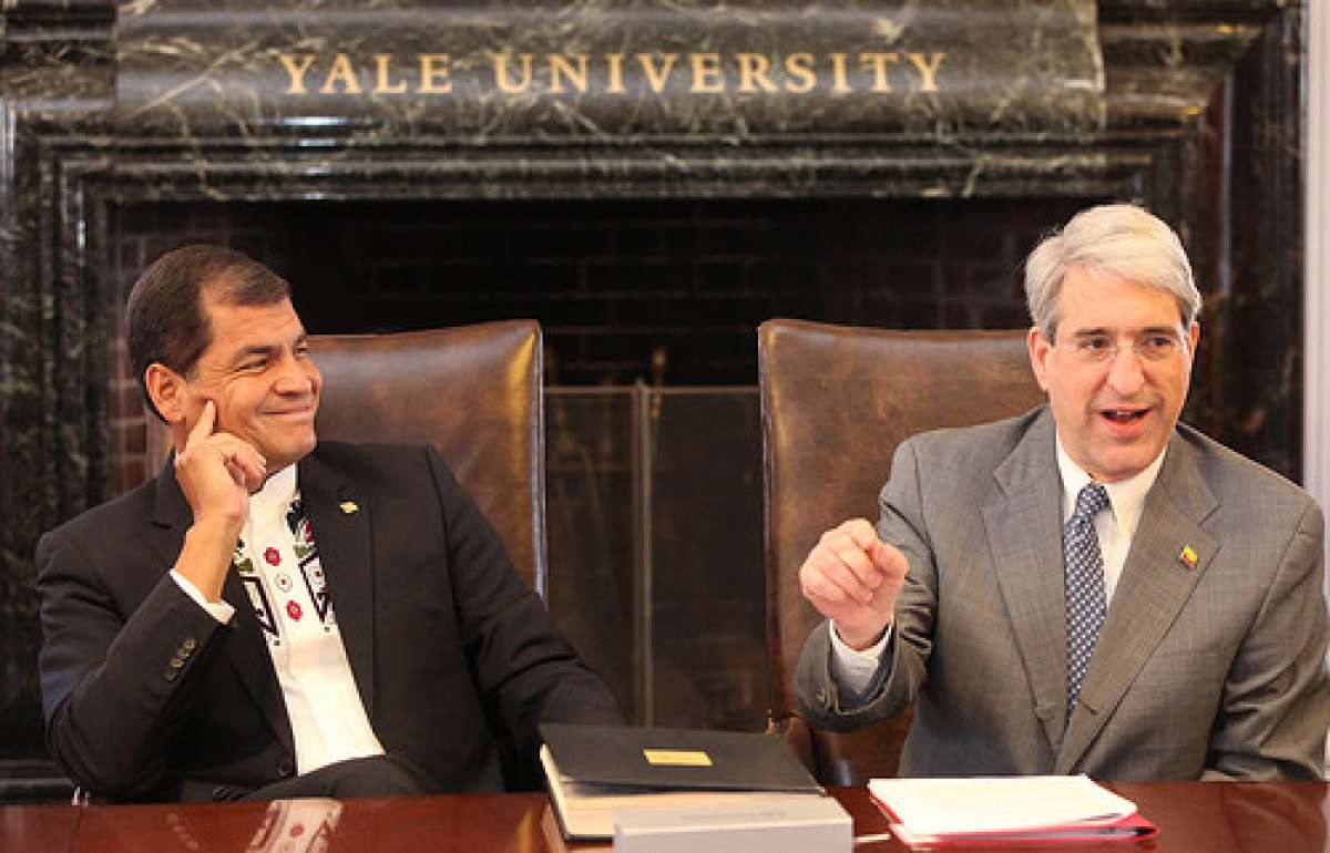  El presidente de la Rep&uacute;blica, Rafael Correa, se reuni&oacute; con el presidente de la Universidad de Yale, Peter Salovey. Foto: Presidencia 