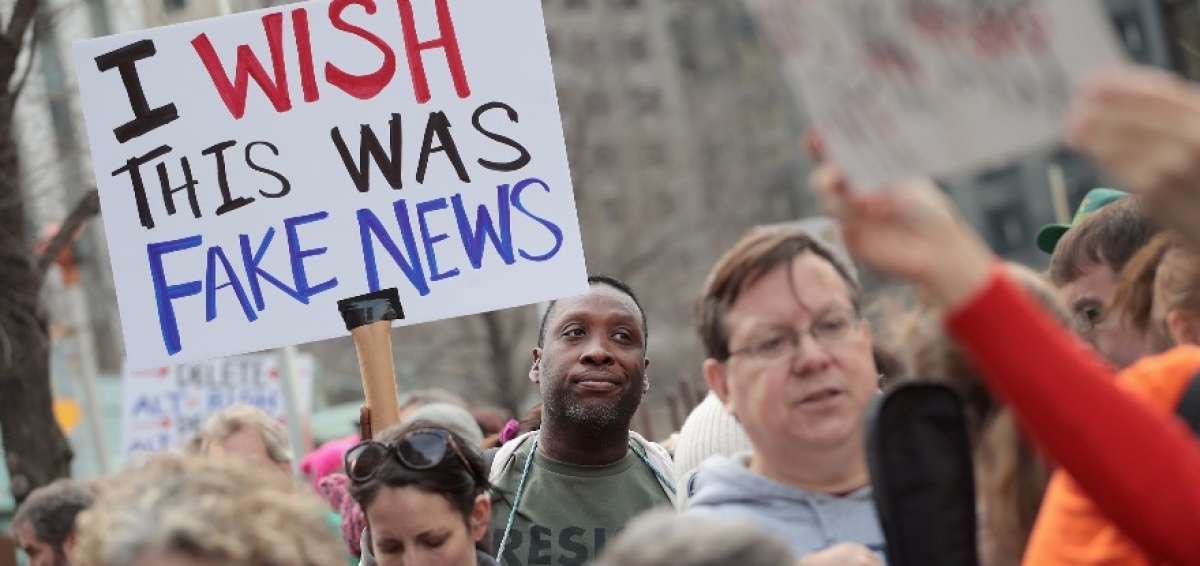 En las recientes protestas contra Donald Trump se han visto carteles contra las noticias falsas.    