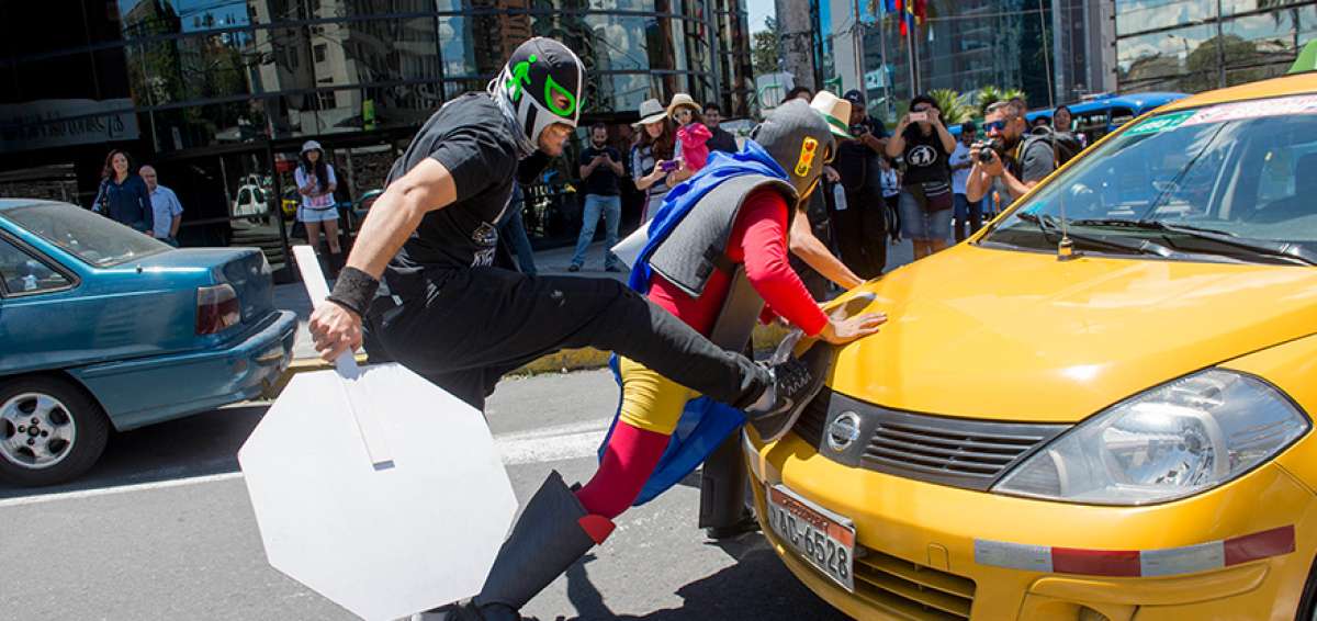 Peat&oacute;nito (izq.), Peat&oacute;n Man y Superando usan sus &lsquo;superpoderes&rsquo; para detener el tr&aacute;fico en una de las intersecciones de la plaza Artigas.