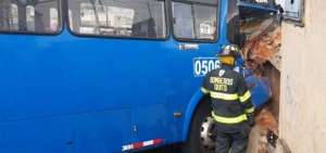 Un bus se impact&oacute; contra una casa, en el sur de Quito