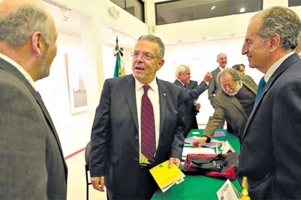 Jos&eacute; Carre&ntilde;o Carl&oacute;n (c) asisti&oacute; a la firma de convenio el lunes pasado, en Quito. Foto: Fernando Sandoval