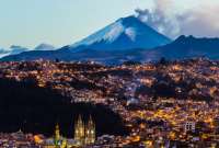 En las calles de Quito se observa que las personas no mantienen la distancia social y hay aglomeraciones. 