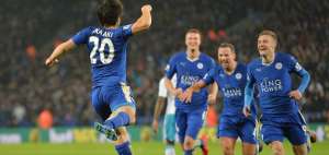 Con un golazo de chilena del japon&eacute;s Shinji Okazaki (i), a los 25 minutos, el cuadro del Leicester se afianza en el camino hacia el t&iacute;tulo de la Premier League.