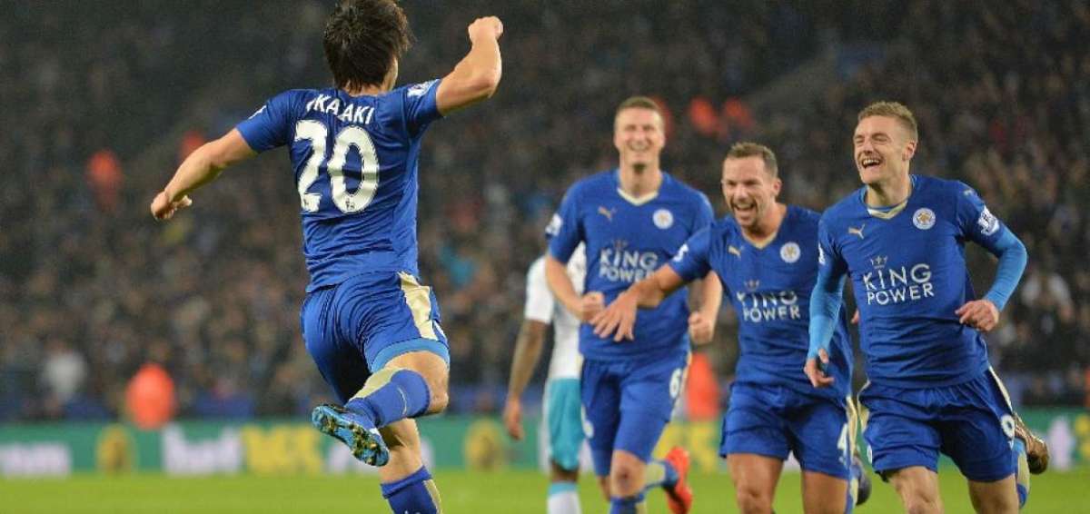 Con un golazo de chilena del japon&eacute;s Shinji Okazaki (i), a los 25 minutos, el cuadro del Leicester se afianza en el camino hacia el t&iacute;tulo de la Premier League.