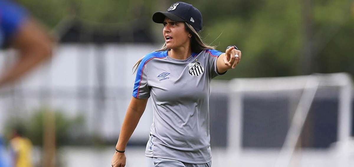 La entrenadora Emily Lima en 2018, mientras dirigi&oacute; con &eacute;xito al Santos de Brasil y lleg&oacute; a la final de la Copa Libertadores Femenina.