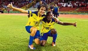 M&oacute;nica Quinteros (d) celebra junto a Mayra Olvera al final del partido entre Ecuador y Trinidad yTobago que se disput&oacute; en el estadio Hasely Crawford, de Puerto Espa&ntilde;a. FOTO: CORTES&Iacute;A / ANDR&Eacute;S MOLINA