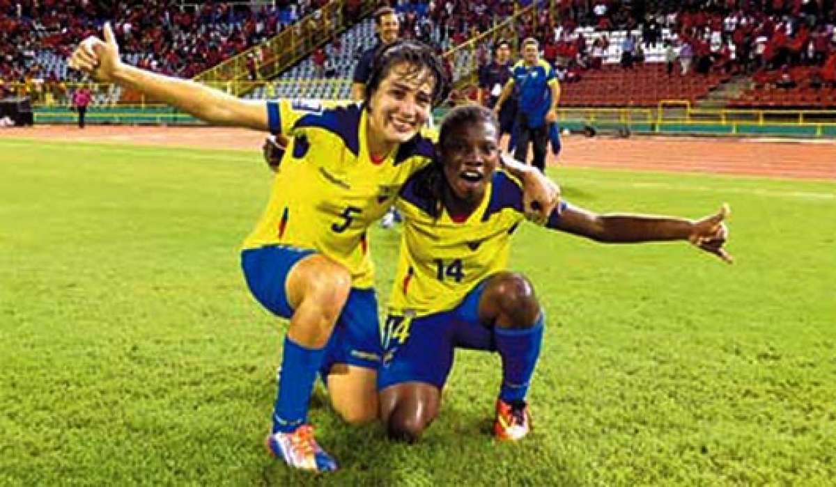 M&oacute;nica Quinteros (d) celebra junto a Mayra Olvera al final del partido entre Ecuador y Trinidad yTobago que se disput&oacute; en el estadio Hasely Crawford, de Puerto Espa&ntilde;a. FOTO: CORTES&Iacute;A / ANDR&Eacute;S MOLINA