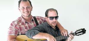 Max Andrade (I) y Roy Maruri son dos de los m&uacute;sicos m&aacute;s destacados de la onda nocturna guayaca. Han compartido escenario con artistas nacionales e internacionales. 