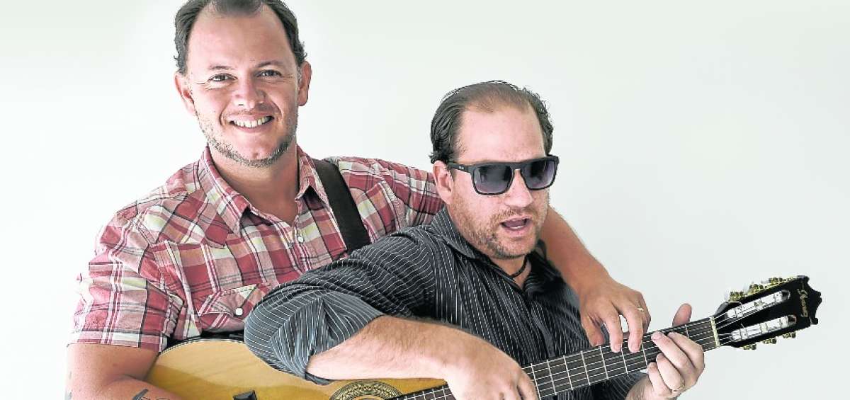 Max Andrade (I) y Roy Maruri son dos de los m&uacute;sicos m&aacute;s destacados de la onda nocturna guayaca. Han compartido escenario con artistas nacionales e internacionales. 