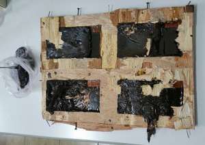La coca&iacute;na "negra" se mezcla con una sustancia qu&iacute;mica que le cambia el color. Foto: http://www.ziarulactualitatea.ro