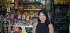 Mercedes Mero tiene su tienda en el barrio 15 de Septiembre, donde atiende a sus clientes desde las 06:00.