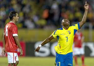 El delantero Armando Wila (7) celebra el segundo gol de Ecuador frente a la selecci&oacute;n de jugadores extranjeros del f&uacute;tbol local. Foto: Marco Salgado.