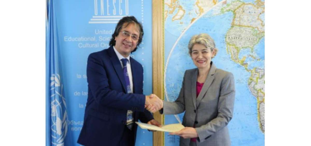 Galo Mora y la directora General de la Unesco, Irina Bokova, se citaron en Par&iacute;s.