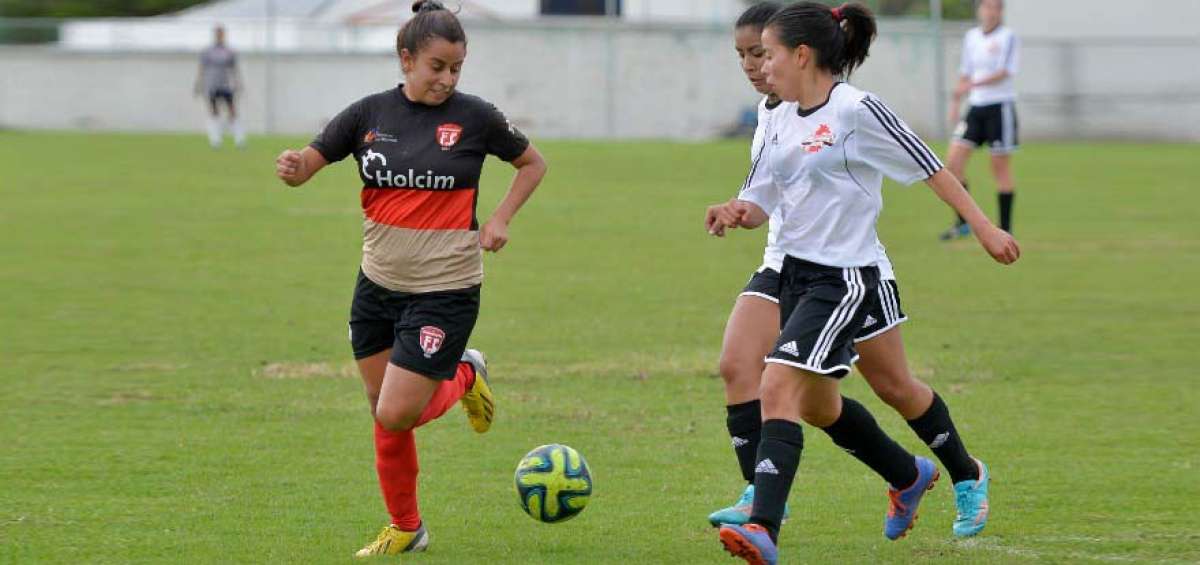El f&uacute;tbol se ha vuelto un territorio femenino
