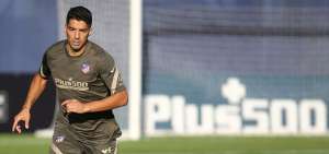 Atl&eacute;tico de Madrid presenta a Su&aacute;rez y Messi lo despide