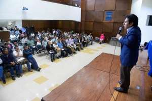 Los trabajadores analizan declararse en movilizaci&oacute;n permanente hasta que se aprueben las enmiendas. El asamble&iacute;sta Fausto Cayambe dialog&oacute; con los trabajadores p&uacute;blicos. Foto: &Aacute;lvaro P&eacute;rez / EL TEL&Eacute;GRAFO