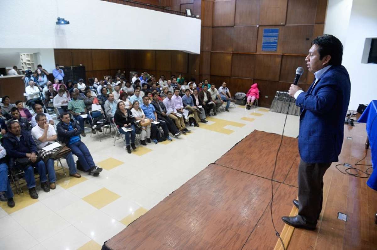 Los trabajadores analizan declararse en movilizaci&oacute;n permanente hasta que se aprueben las enmiendas. El asamble&iacute;sta Fausto Cayambe dialog&oacute; con los trabajadores p&uacute;blicos. Foto: &Aacute;lvaro P&eacute;rez / EL TEL&Eacute;GRAFO