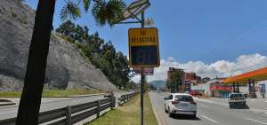 En la v&iacute;a Cuenca-Azogues los radares son los que m&aacute;s reclamos han generado. Se est&aacute;n instalando otros.