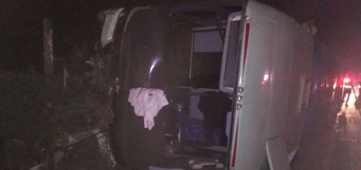 7 heridos por volcamiento de un bus en la carretera Esmeraldas - Quinind&eacute;
