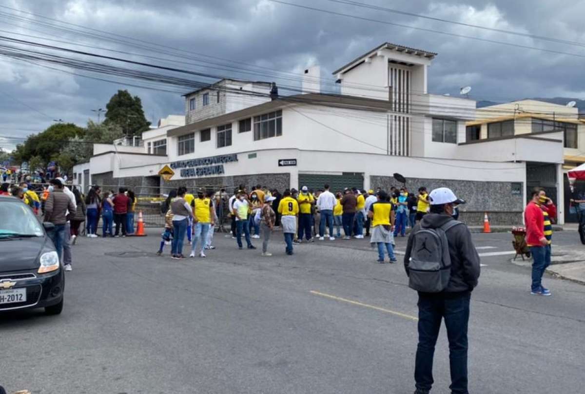 Los revendedores buscaron su oportunidad cerca del estadio Rodrigo Paz