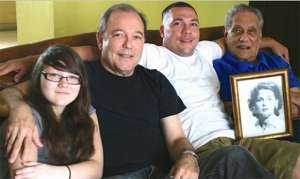 Rub&eacute;n Blades aparece junto a Joseph Verne (de blanco) y otros familiares. 