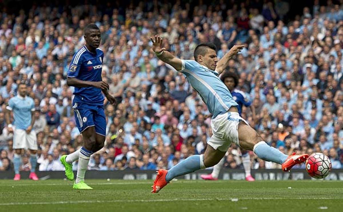 El argentino Sergio Ag&uuml;ero (der.) intenta controlar un bal&oacute;n ante la mirada del brasile&ntilde;o del Chelsea, Ramires, por la segunda fecha de la Premier. AFP