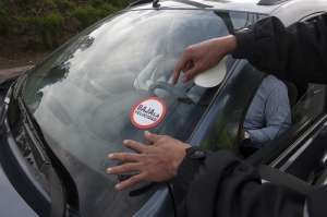 Los agentes colocaron adhesivos en los parabrisas de los veh&iacute;culos de los infractores. Foto: John Guevara / El Tel&eacute;grafo