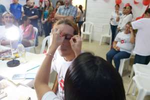 Las internas recibieron un kit de cosm&eacute;ticos con el que practicaron las t&eacute;cnicas de maquillaje para d&iacute;a, noche y con color que impartieron las profesionales. Eduardo Escobar / El Tel&eacute;grafo