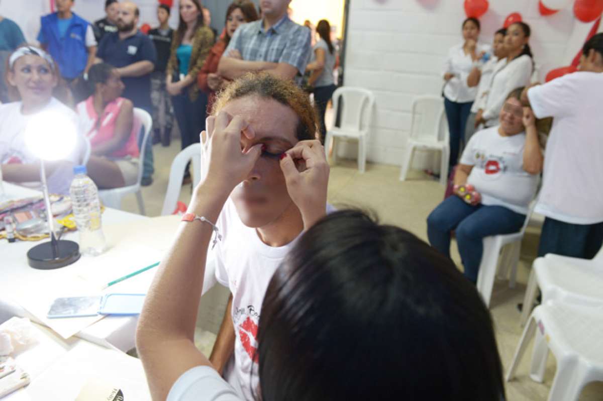Las internas recibieron un kit de cosm&eacute;ticos con el que practicaron las t&eacute;cnicas de maquillaje para d&iacute;a, noche y con color que impartieron las profesionales. Eduardo Escobar / El Tel&eacute;grafo