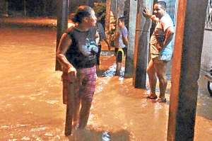 Personal de los organismos de socorro se moviliz&oacute; para atender la emergencia en Valle Hermoso, en Santo Domingo de los Ts&aacute;chilas. Foto: Cortes&iacute;a/Gobierno Provincial de Santo Domingo