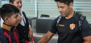 Mat&iacute;as Oyola (der.), capit&aacute;n de Barcelona, firma un aut&oacute;grafo a un hincha del equipo que fue a despedirlos al aeropuerto de Guayaquil.