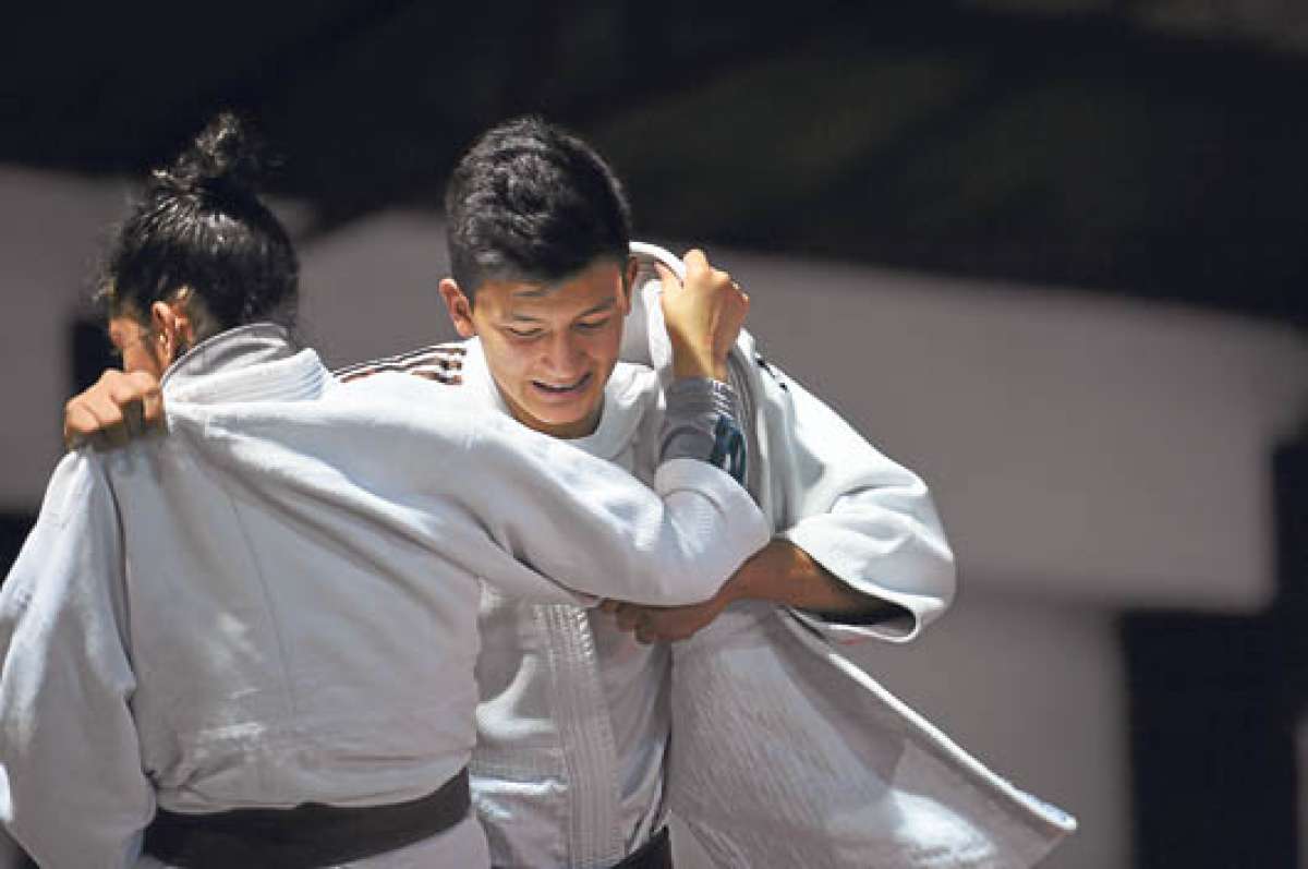 El judoca juvenil Jonathan Andrade realiza un kumi kata (agarre) durante un entrenamiento en la Concentraci&oacute;n Deportiva de Pichincha. Foto: &Aacute;lvaro P&eacute;rez│El Tel&eacute;grafo