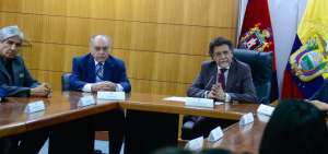 El contralor general del Estado, Pablo Celi, durante la rueda de prensa. 