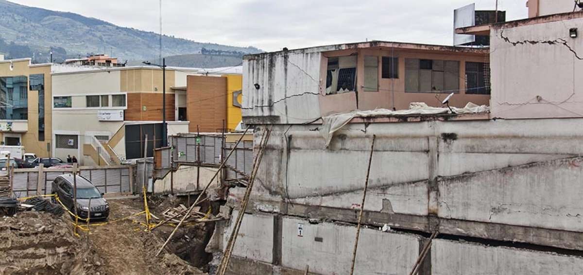 Estructura hundida por trabajos en obra municipal de Ambato ser&aacute; derrocada