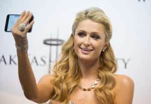Bombero encuentra el anillo de diamantes que se le perdi&oacute; a Paris Hilton 
