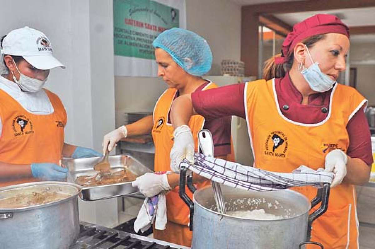 Diariamente, la asociaci&oacute;n Santa Martha entrega 800 raciones alimenticias. 
