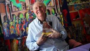 Dario Fo posa con Lucrecia Borgia la hija del Papa, (Ed. Siruela), su primera novela. Foto internet