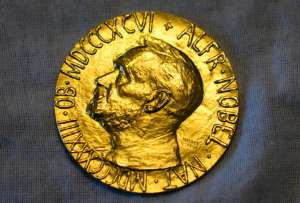 Medalla s&iacute;, premio no: Comit&eacute; Nobel responde tras el obsequio de Machado a Trump