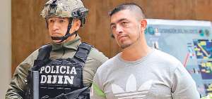 El capo ecuatoriano del narcotr&aacute;fico, &Eacute;dison Washington Prado (a) &lsquo;Gerald&rsquo;, es escoltado por la Polic&iacute;a colombiana tras su detenci&oacute;n en abril de 2017.