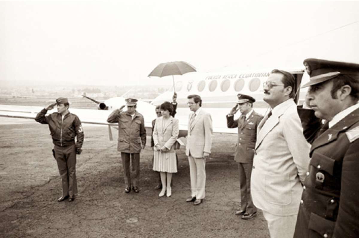 El exmandatario ecuatoriano junto a su esposa en un fotograma del documental La muerte de Jaime Rold&oacute;s, dirigido por Manolo Sarmiento. Foto: Internet