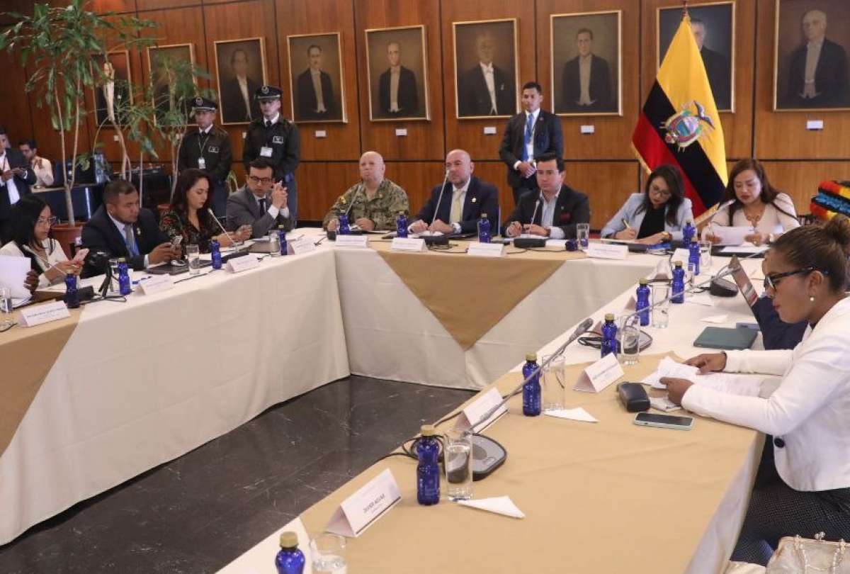El Ministro de Defensa estuvo en la Comisión de Fiscalización de la Asamblea