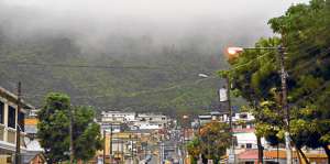 Una densa neblina hubo sobre la ciudadela El Para&iacute;so, en el norte de Guayaquil, mientras ca&iacute;a el aguacero. Foto: Jos&eacute; Mor&aacute;n /El Tel&eacute;grafo