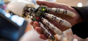 Los impulsadores de estos proyectos quieren que la IA colabore y asista a los seres humanos. 