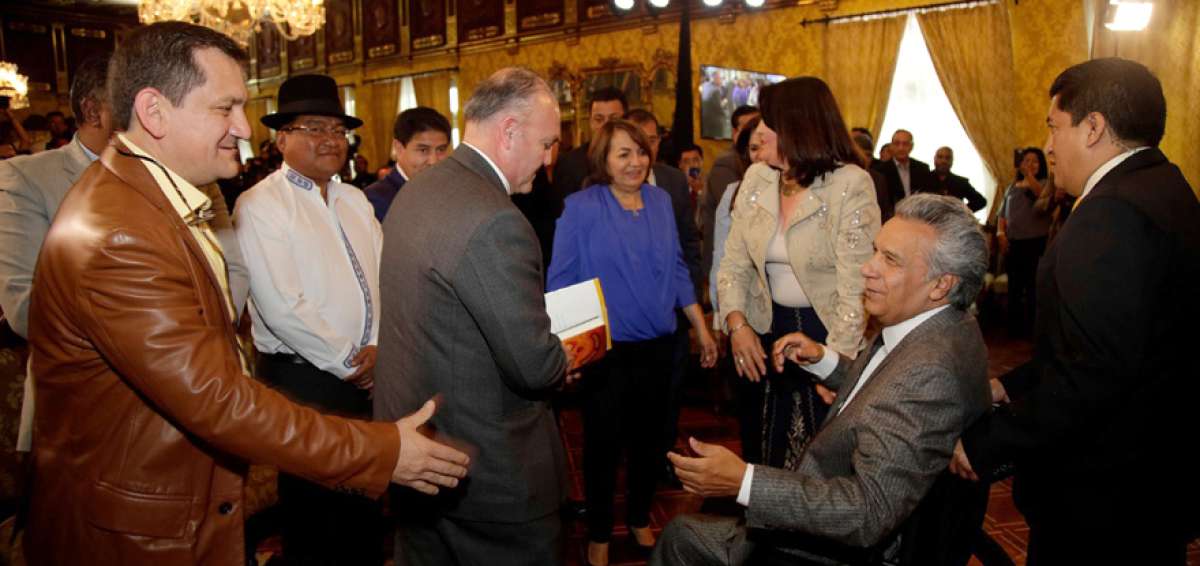 El Presidente salud&oacute; a los exintegrantes de la Asamblea Constituyente de Montecristi, entre ellos Diego Borja, quien fue el primer secretario de la Pol&iacute;tica de Correa.