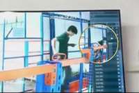 Un joven en Guangdong, China, sufrió una aparatosa caída tras no notar que el ascensor de carga no estaba en su sitio. Ocurrió mientras iba distraído en su celular.
